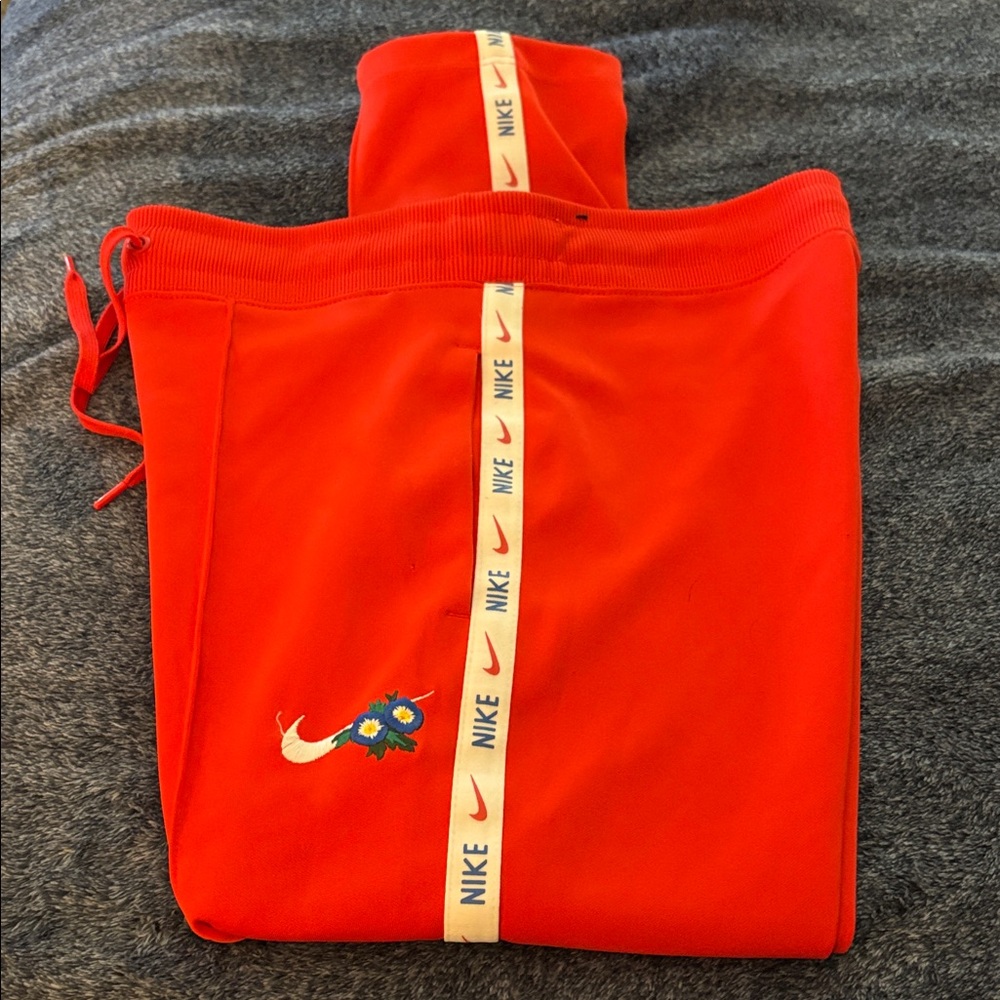 Nike Cropped Embroidered Track Pants - Picture 6 of 6